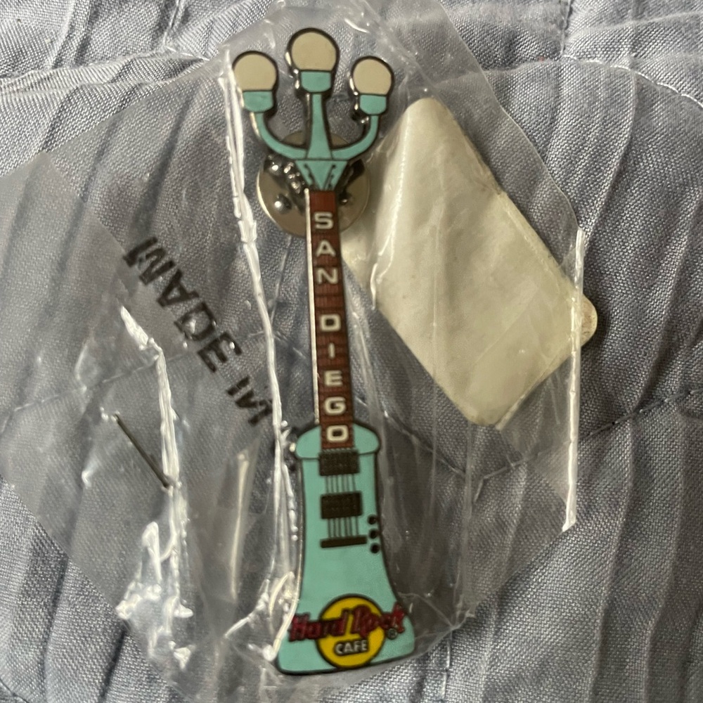 Vintage Hard Rock Collectors Pin 
Gas Lamp Post
1999 San Diego